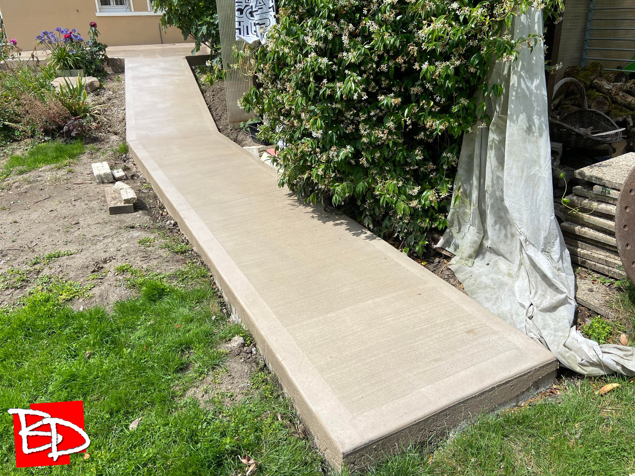 Cour contemporaine avec bordures