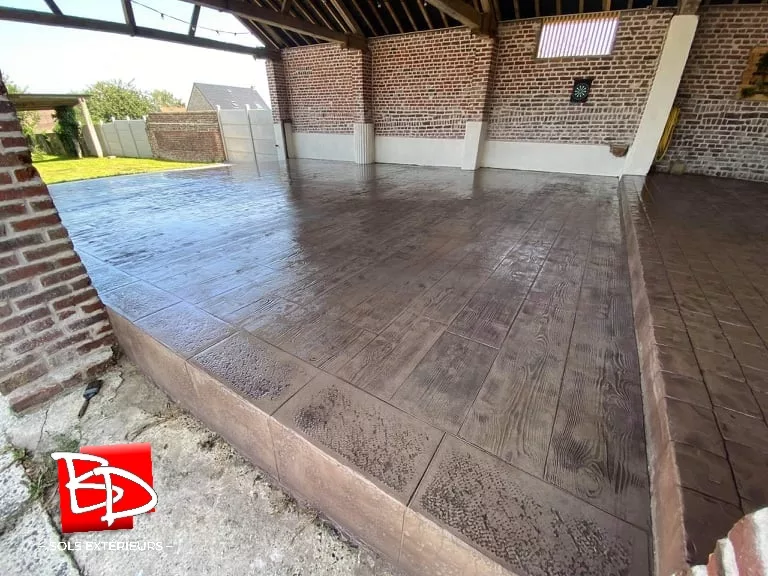 Terrasse sous grange